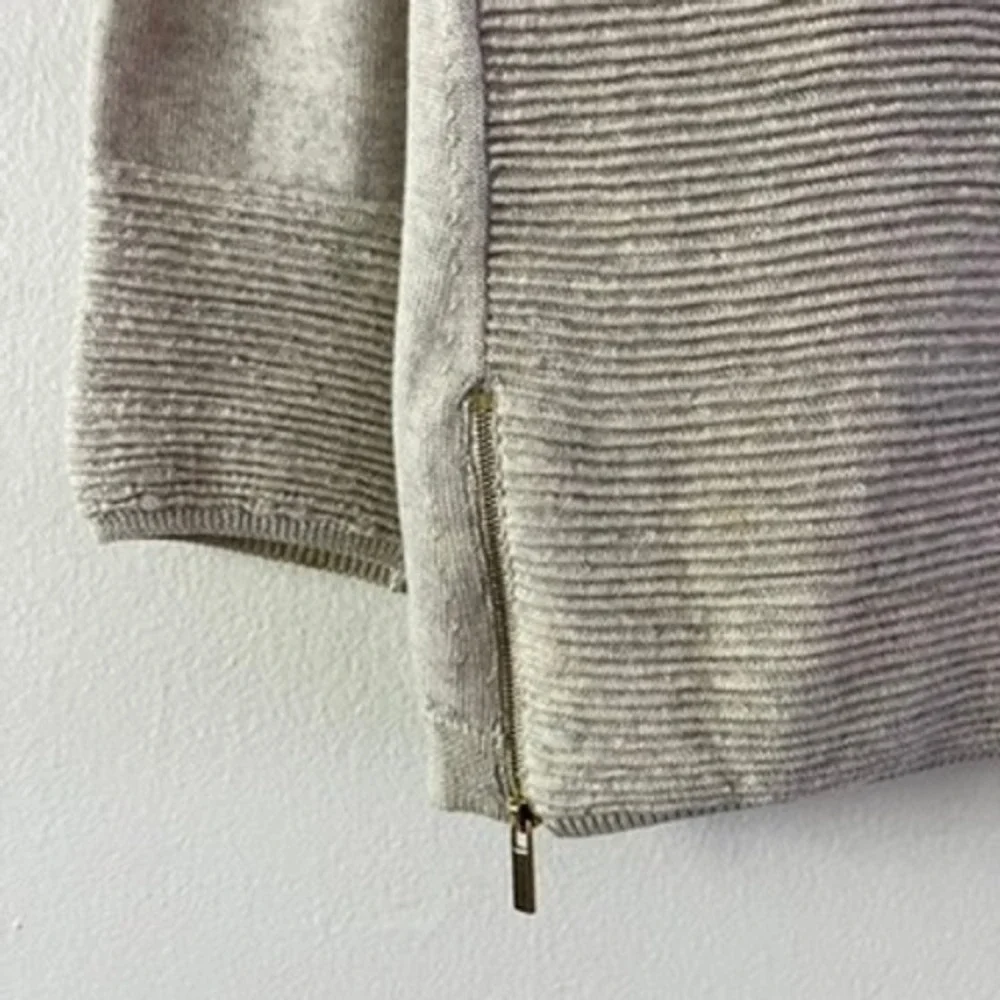 St. John Wool Crew Neck Ribbed Sweater with Zipper Detail‎ Cream size medium